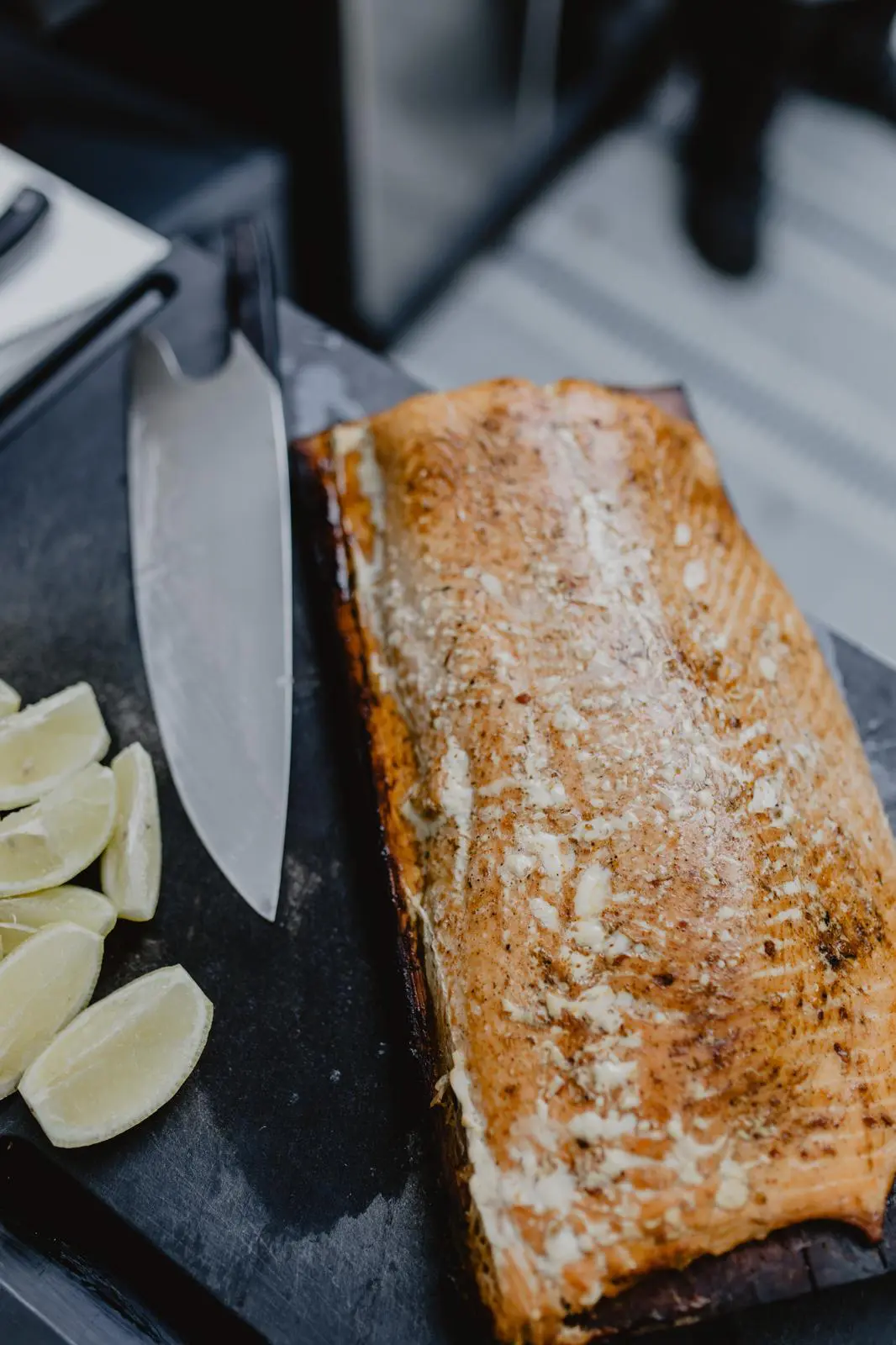 Gegrillter Fisch mit Messer und Zitronenspalten